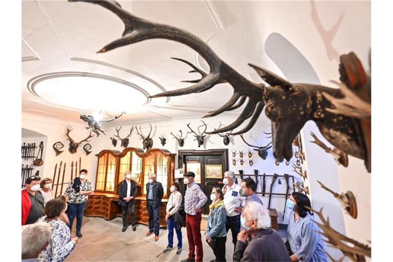 Besucher stehen in einem Raum in der Meersburg. Foto: Felix Kästle/dpa/Archivbild