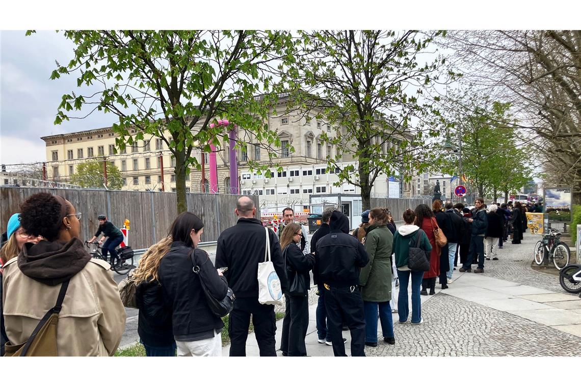 Besucher stehen Schlange vor der Ausstellung.