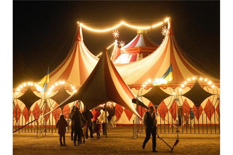 Besucher stehen vor dem „Moskauer Circus“ Schlange, um dort das Talent russischer und ukrainischer Artisten bewundern zu dürfen. Foto: Thomas Frey/dpa