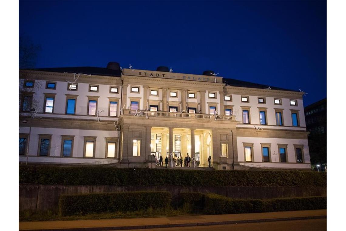Stadtmuseum will Virus trotzen und eröffnet digital Besucher stehen vor dem Stuttgarter Stadtmuseum „StadtPalais“. Foto: Sebastian Gollnow/dpa/Archivbild