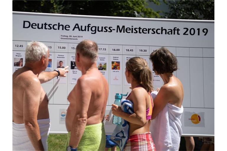 Besucher stehen vor einer Schautafel. Foto: Marijan Murat/Archivbild