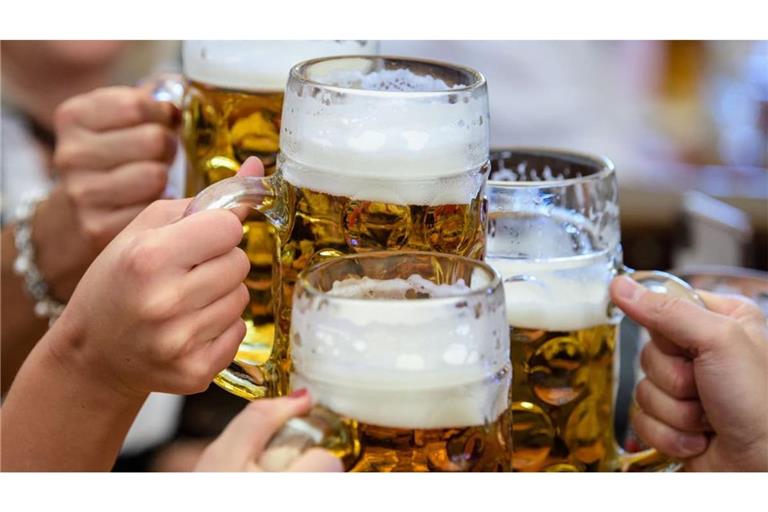 Besucher stoßen auf dem Münchner Oktoberfest mit Bier an. (Symbolbild)