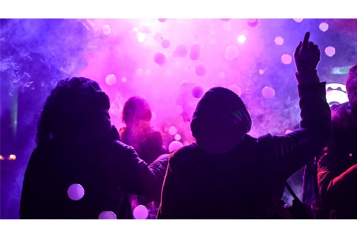 Besucher tanzen in der so genannten Wichtel Disco bei der Eröffnung der Weihnachtslichter-Attraktion Weihnachten im Tierpark Berlin.