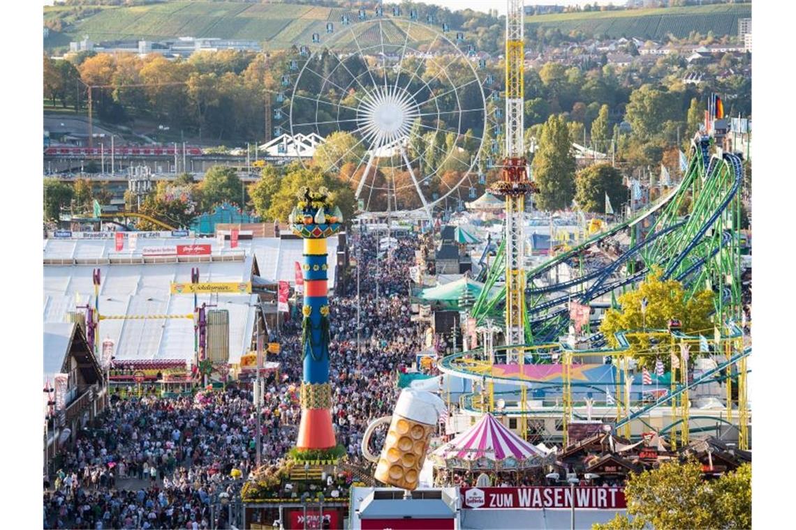 Cannstatter Volksfest steht auf der Kippe Besucher tummeln sich auf dem 173. Cannstatter Volksfest auf dem Cannstatter Wasen. Foto: Tom Weller/dpa/Archivbild