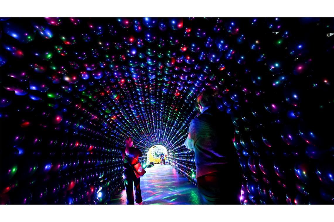 Besucher während eines Pressetermins in der Ausstellung „Luftballonwelten“.