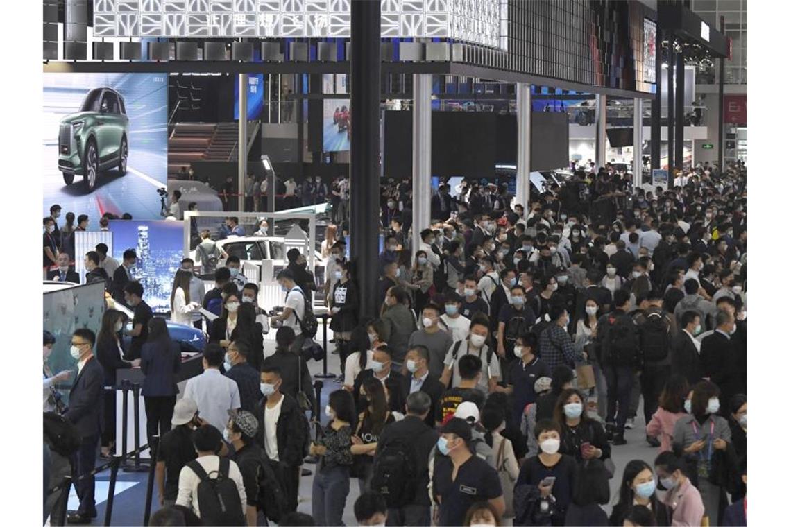 Besucher ziehen durch die internationale Automesse „Auto China 2020“ in Peking. Foto: -/kyodo/dpa
