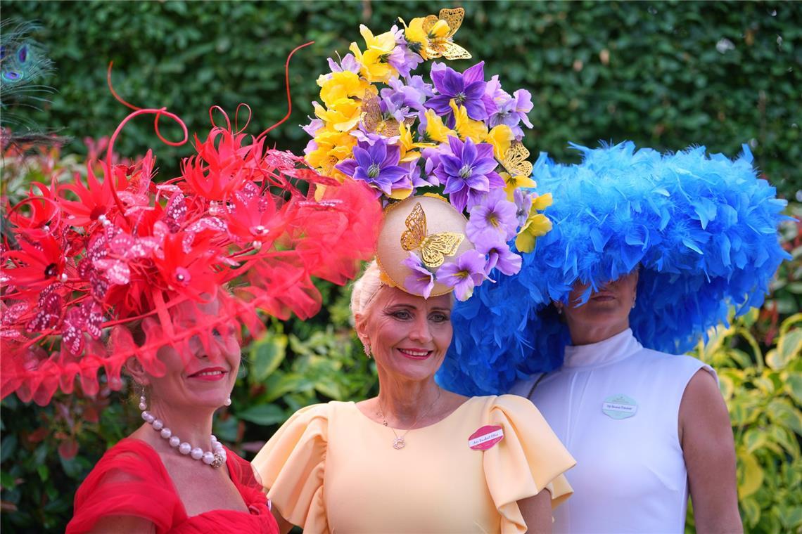 Besucherinnen posieren am ersten Tag des Royal Ascot-Pferderennens in Ascot, England, für Fotos.