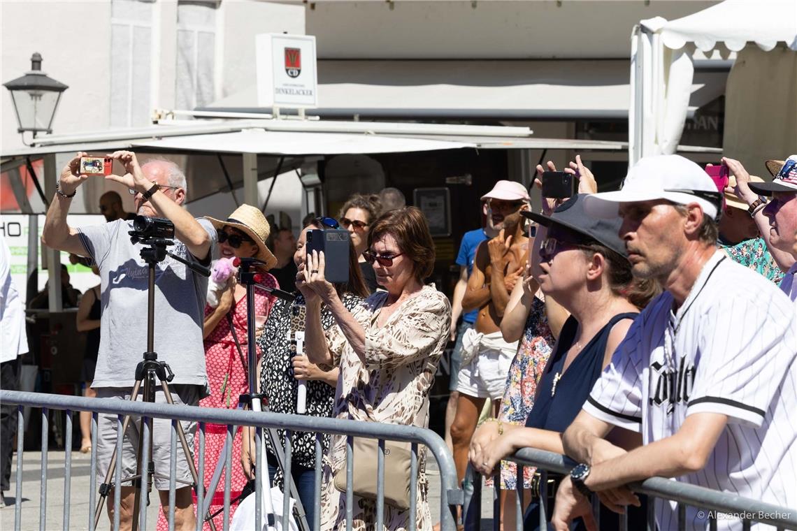 Besucherinnen und Besucher beim Nachwuchsfestival