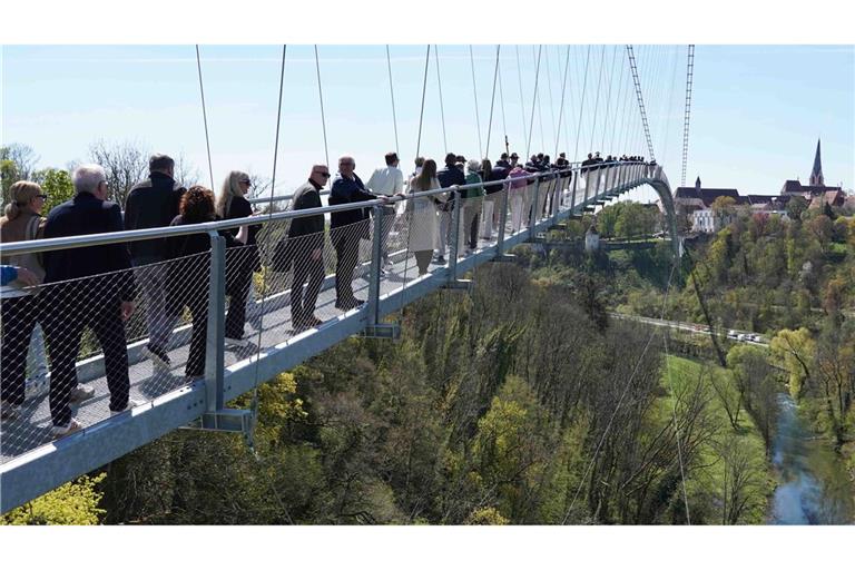 Besucherinnen und Besucher können ab dem 24. April über die 606 Meter  lange Brücke laufen.