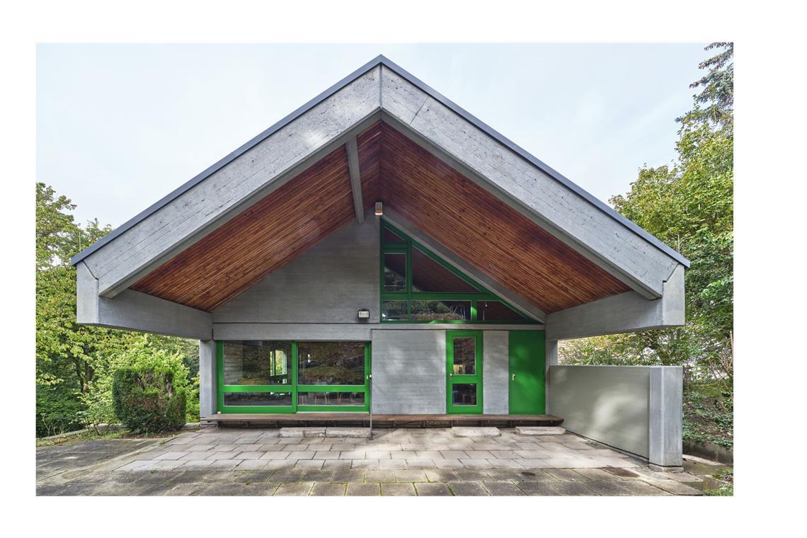 Beton, Holz, Farbakzente: Das von Klaus Franz 1969 entworfene Haus in Stuttgart, Rückansicht. Der Architekt Matthias Ludwig, Partner in  büro für architektur (bfa), hat das Stuttgarter Wohnhaus saniert vom Dach bis zur Heizung (Umstellung auf Wärmepumpe). Auch . . .