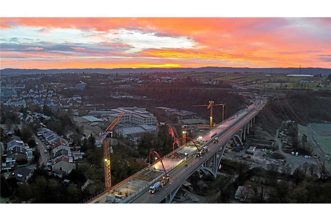 Betonarbeiten am Viadukt dauern die Nacht durch bis zum Morgengrauen.
