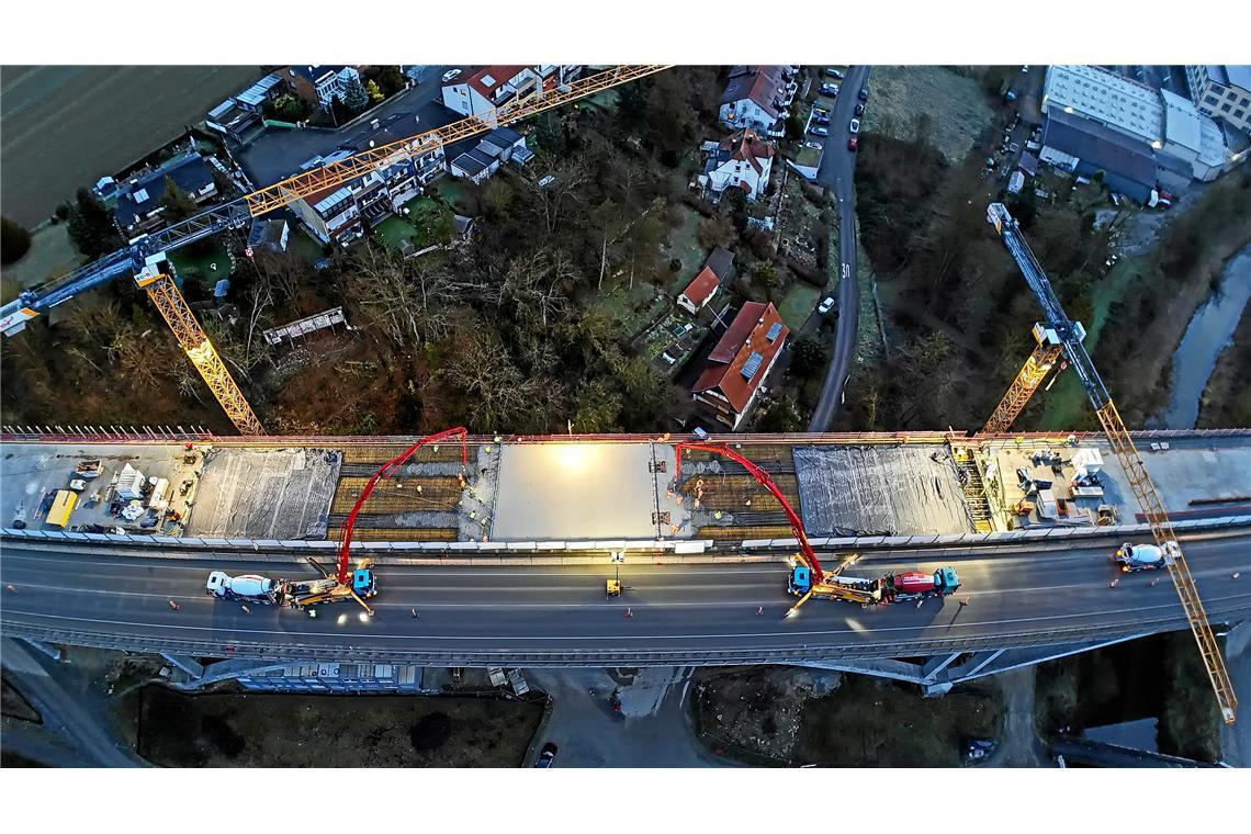 Betonarbeiten am Viadukt dauern die Nacht durch bis zum Morgengrauen.