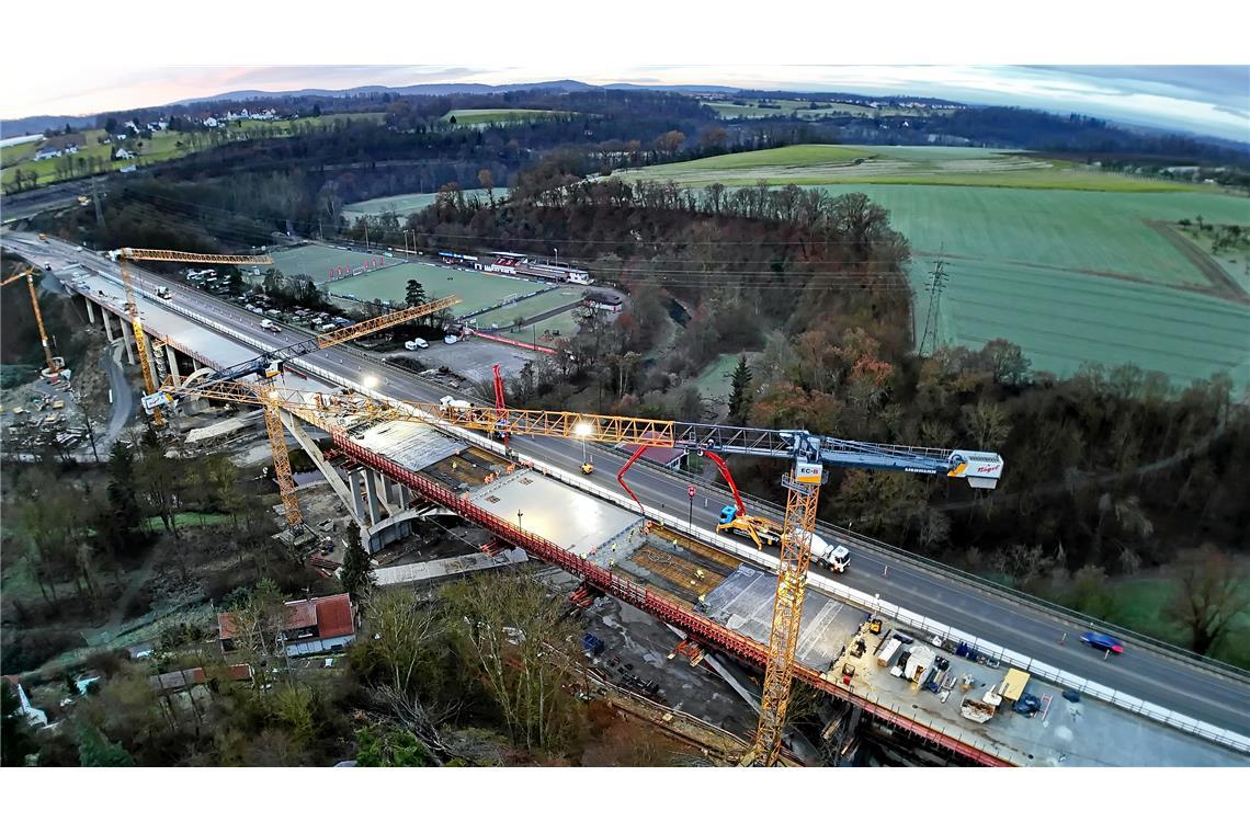 Betonarbeiten am Viadukt dauern die Nacht durch bis zum Morgengrauen.