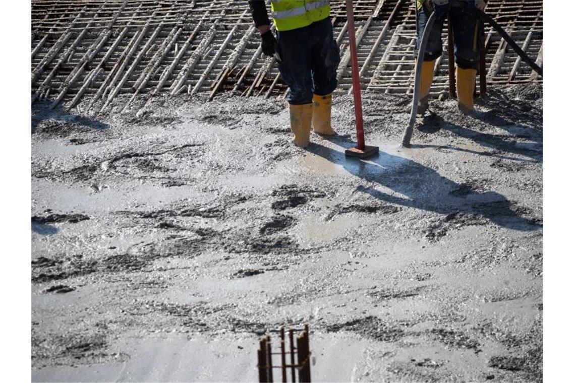 „Wichtigster heimischer Baurohstoff“: Der Kies wird knapp Betonbauer verarbeiten frischen Beton auf einer Baustelle in der Hafencity. Foto: Christian Charisius/dpa