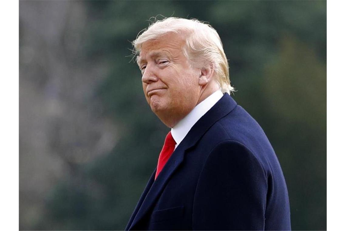 Impeachment: Trumps Verteidiger weisen Vorwürfe zurück Betont entspannt: US-Präsident Donald Trump. Foto: Patrick Semansky/AP/dpa