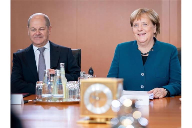 Betont optimistisch für die weitere Regierungsarbeit: Bundeskanzlerin Angela Merkel (CDU) und Finanzminister Olaf Scholz (SPD). Foto: Kay Nietfeld/dpa