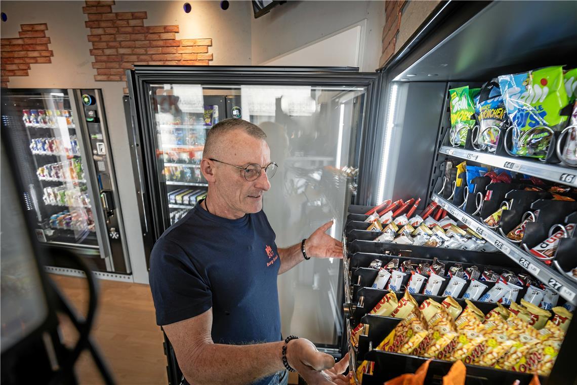 Betreiber Bernd Ellinger füllt aktuell alle zwei Tage seine Automaten in der Backnanger Innenstadt auf. Foto: Alexander Becher