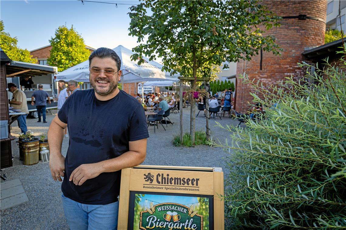 Betreiber Cengiz Odabasi bietet im Weissacher Biergärtle rund 80 bis 90 Menschen einen Platz. Foto: Alexander Becher