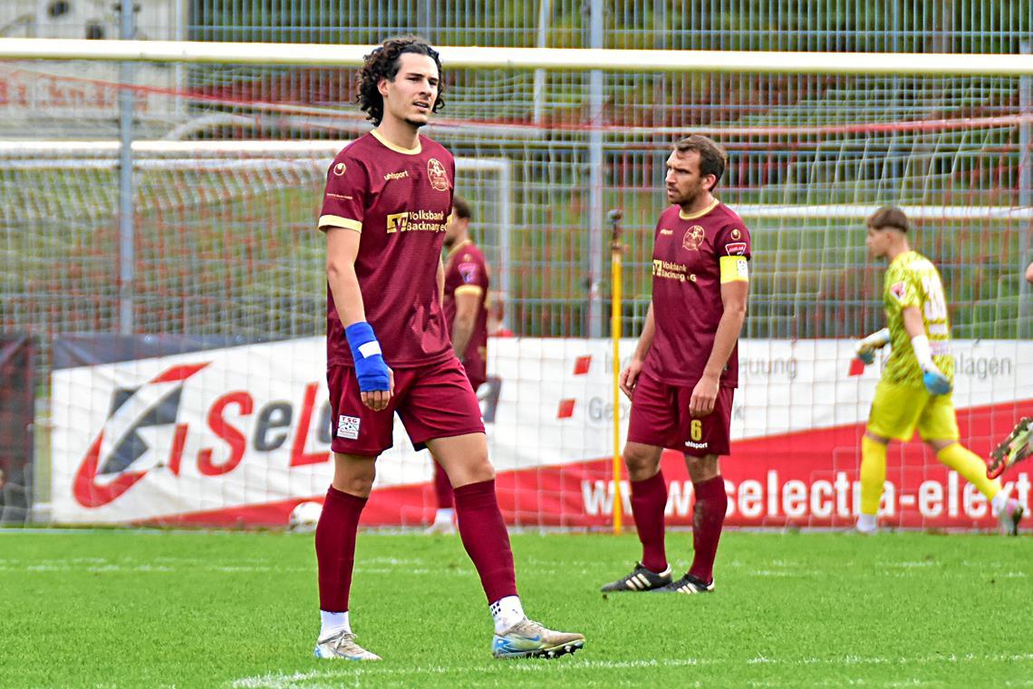 Die Abstiegszone rückt bedrohlich nahe Betretene Gesichter bei Fabijan Domic und Julian Geldner, während Maurice Brauns (von links) den Ball aus dem Tor holt. Foto: Tobias Sellmaier