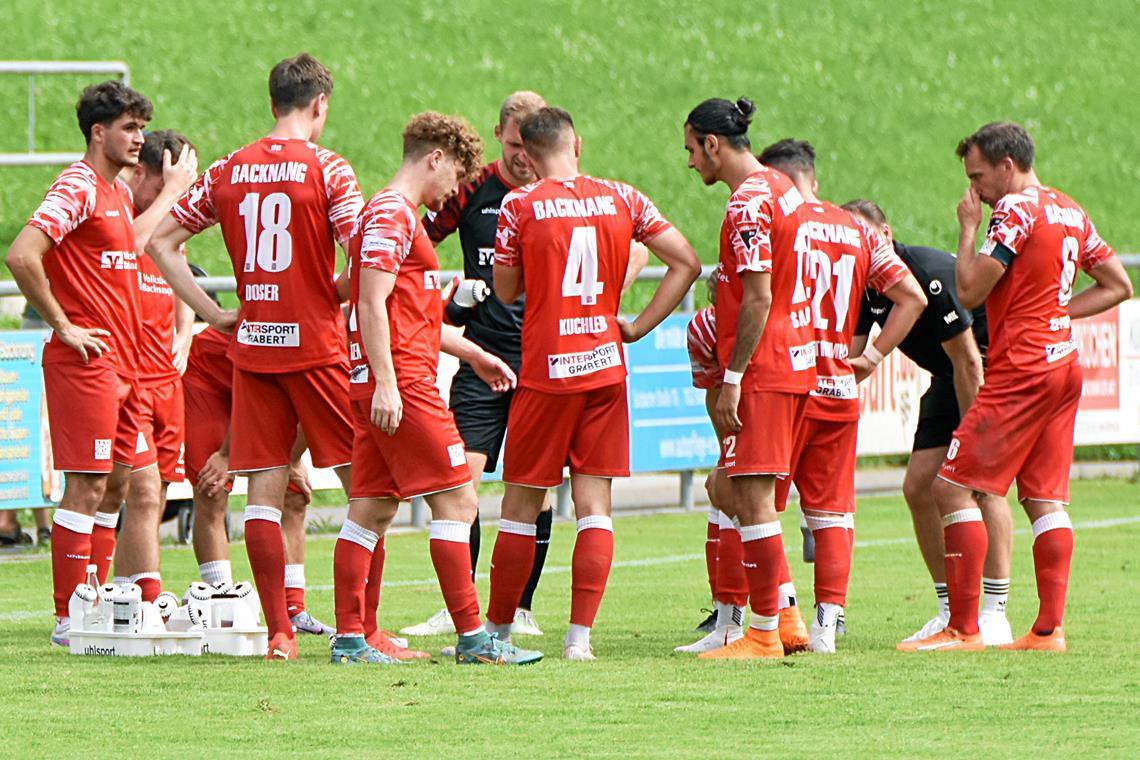 Die TSG Backnang schwach, der Schiedsrichter nicht besser Betretene Mienen und hängende Köpfe bei der TSG Backnang. Im Heimspiel gegen Aufsteiger Denzlingen gab es nach einem misslungenen Auftritt eine bittere Pleite. Foto: Tobias Sellmaier