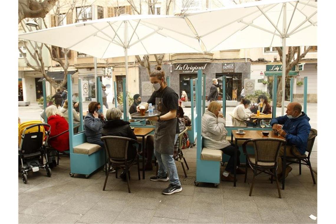 Mallorcas Gastwirte empfangen wieder Gäste Betrieb auf der Terrasse einer Bar in Palma de Mallorca. Foto: Isaac Buj/EUROPA PRESS/dpa