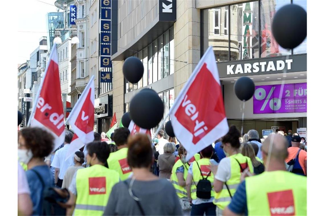 Betriebsräte von Galeria Karstadt Kaufhof und Karstadt Sports demonstrieren vor einer Filiale in Dortmund. Foto: Caroline Seidel/dpa