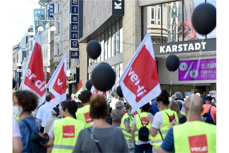Betriebsräte von Galeria Karstadt Kaufhof und Karstadt Sports demonstrieren vor einer Filiale in Dortmund. Foto: Caroline Seidel/dpa