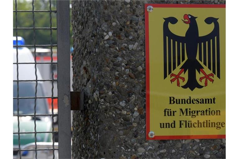 Betroffen von den Drohschreiben waren den Angaben nach auch Ankerzentren in Bayern. Foto: Stefan Puchner/dpa