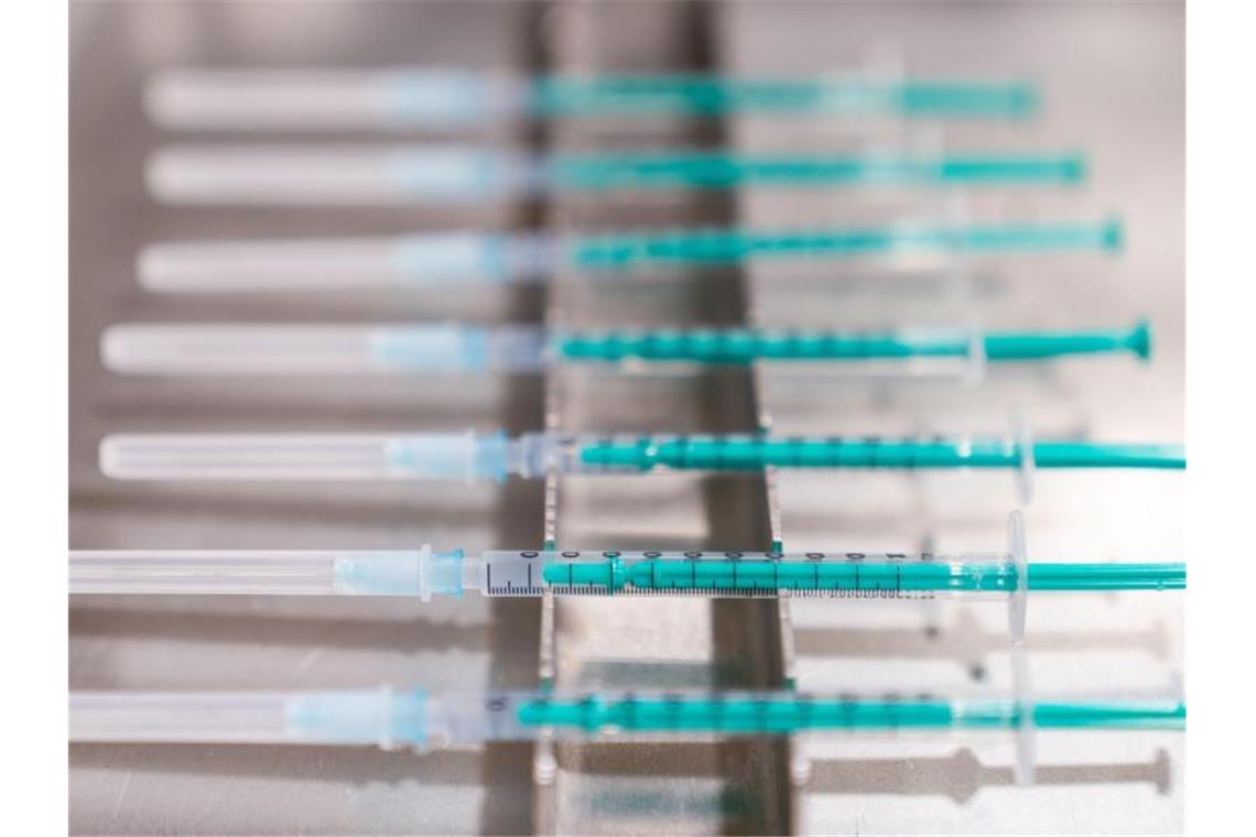 Rund 1800 Menschen erhalten abgelaufenen Biontech-Impfstoff Betroffene der Impf-Panne in Oberbayern können kostenlos ihre Antikörper bestimmen lassen und sich gegebenenfalls erneut impfen lassen. (Symbolbild). Foto: Nicolas Armer/dpa