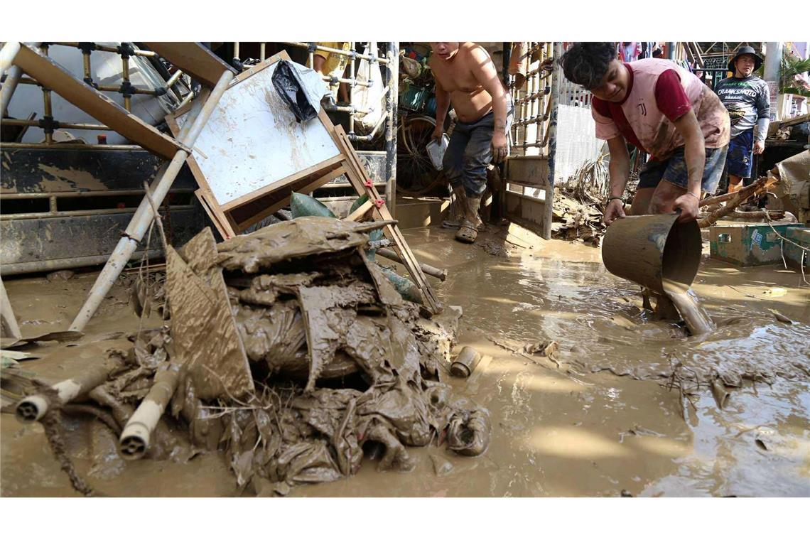 Betroffene sind dabei, sich durch den Schlamm zu arbeiten.