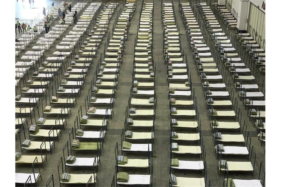 Betten stehen in einem Kongresszentrum in Wuhan, das zu einem provisorischen Krankenhaus umgebaut wurde. Foto: Uncredited/CHINATOPIX/AP/dpa