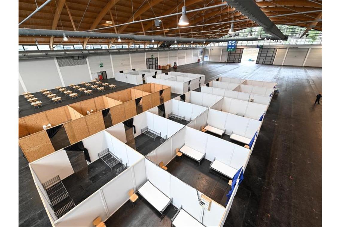 Bodenseekreis richtet vorsorglich Notunterkunft in Messe ein Bettgestelle, Stühle und Matratzen stehen in diversen Kabinen in einer der Messehallen. Foto: Felix Kästle/dpa