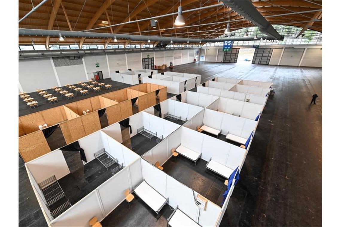 Städte sorgen mit Notfallkliniken in Corona-Krise vor Bettgestelle, Stühle und Matratzen stehen in diversen Kabinen in einer der Messehallen in Ravensburg. Foto: Felix Kästle/dpa/Archivbild