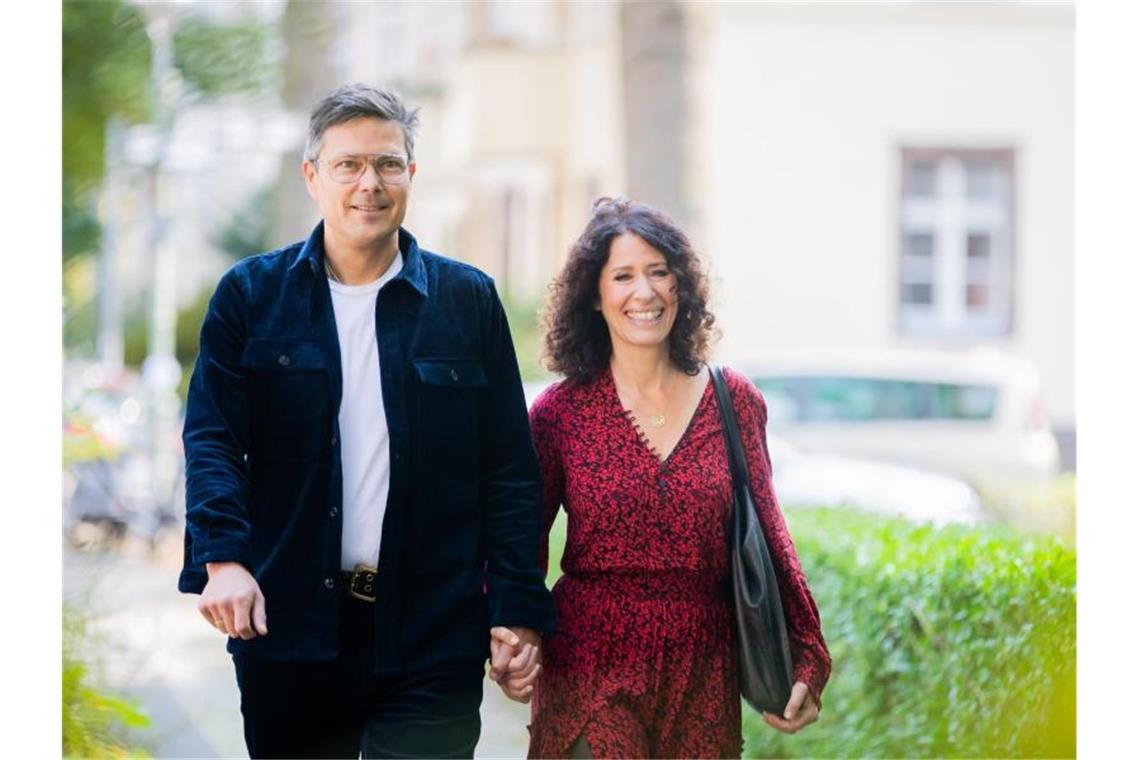 Bettina Jarasch, Spitzenkandidatin der Berliner Grünen für die Abgeordnetenhauswahl, kommt mit ihrem Mann Oliver Jarasch zur Stimmabgabe in Berlin-Schmargendorf. Foto: Christoph Soeder/dpa