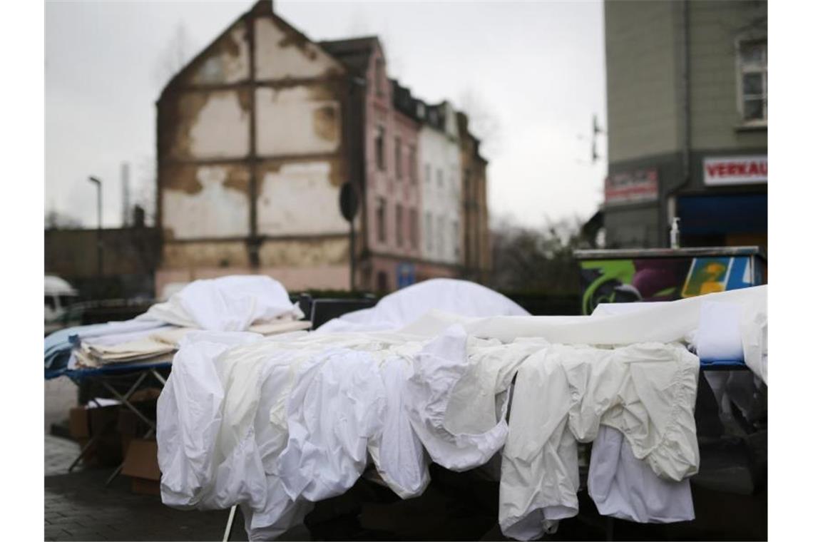 Bettlaken für den Verkauf auf einem Wochenmarkt in Duisburg-Bruckhausen. Foto: Ina Fassbender