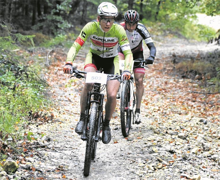 Bevölkern am Sonntag die Räuberwege im herbstlichen Wald rund um Spiegelberg: Die über 600 Teilnehmer am 13. Lautertal-Bikemarathon. Foto: T. Sellmaier