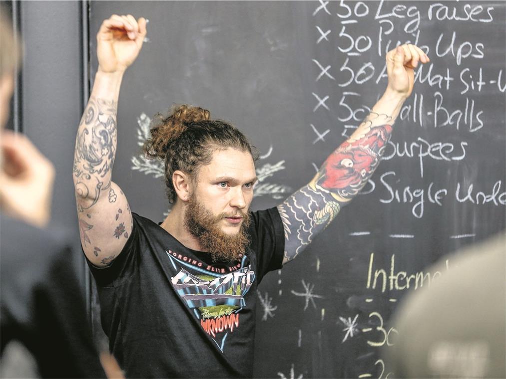Gemeinsam trainiert es sich besser Bevor das Training richtig losgeht, erklärt Trainer Adrian Zucker den Teilnehmern jede Übung genau, zeigt Variationen auf und beantwortet Fragen.