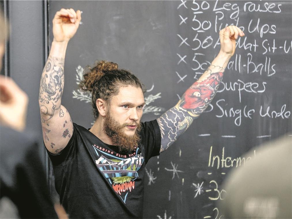 Gemeinsam trainiert es sich besser Bevor das Training richtig losgeht, erklärt Trainer Adrian Zucker den Teilnehmern jede Übung genau, zeigt Variationen auf und beantwortet Fragen.