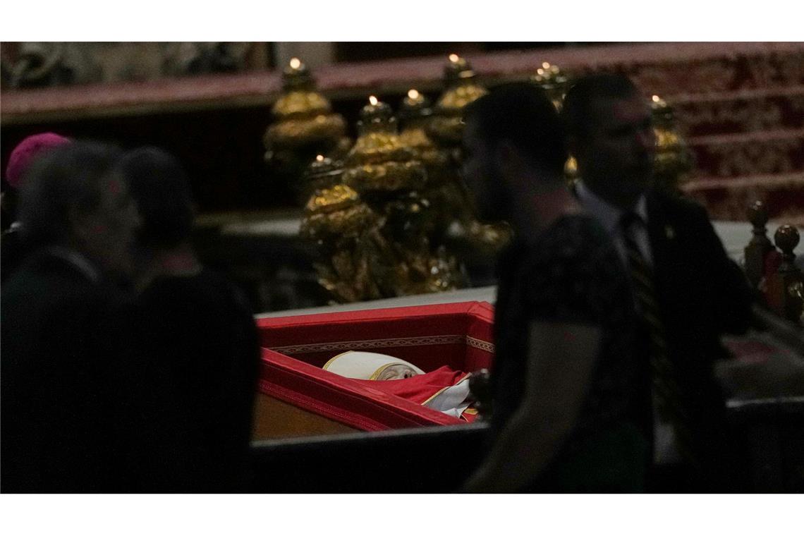 Bevor der Sarg von Franziskus geschlossen wurde, konnten Menschen im Petersdom Abschied nehmen.