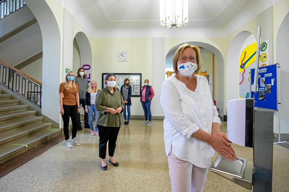 Bevor der Unterricht beginnt, desinfizieren Rektorin Karin Moll (vorne) und ihre Kolleginnen an der Backnanger Mörikeschule erst einmal die Hände. Beim Schulstart am Montag müssen Lehrer und Schüler zahlreiche Hygieneregeln beachten. Foto: A. Becher