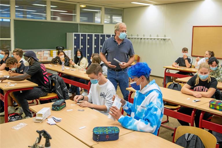 Bevor der Unterricht beginnt, wird gemeinsam getestet. Die Zehntklässler haben darin schon viel Erfahrung. Foto: A. Becher