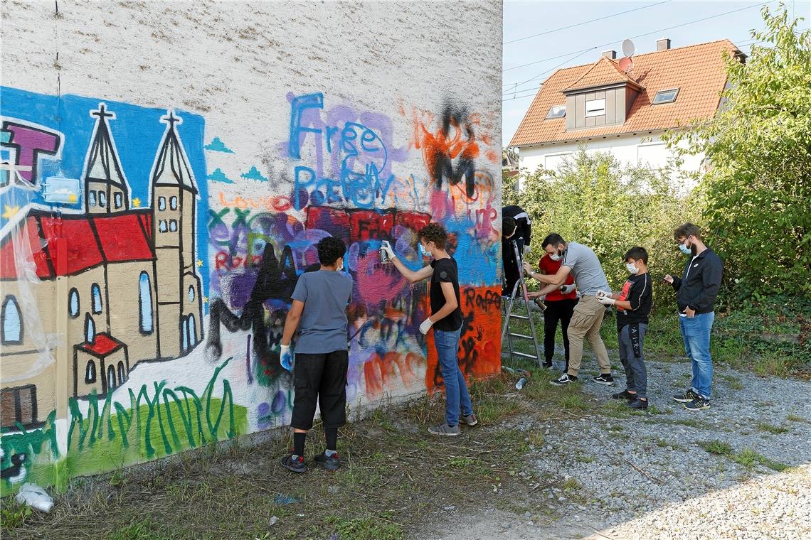 Bevor der zweite Teil des Graffitis aufgebracht wird, haben die Jungen an gleicher Stelle noch die Möglichkeit, sich mit den Sprühdosen vertraut zu machen.