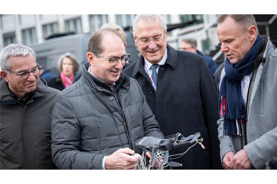 Bevor die Gespräche beginnen, zeigt die neue Drohnenabwehr-Einheit der Bundespolizeidirektion 11, was sie kann.