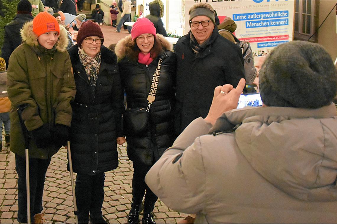 Bevor es ins Getümmel geht, schnell noch am Rand ein Erinnerungsfoto schießen. „...