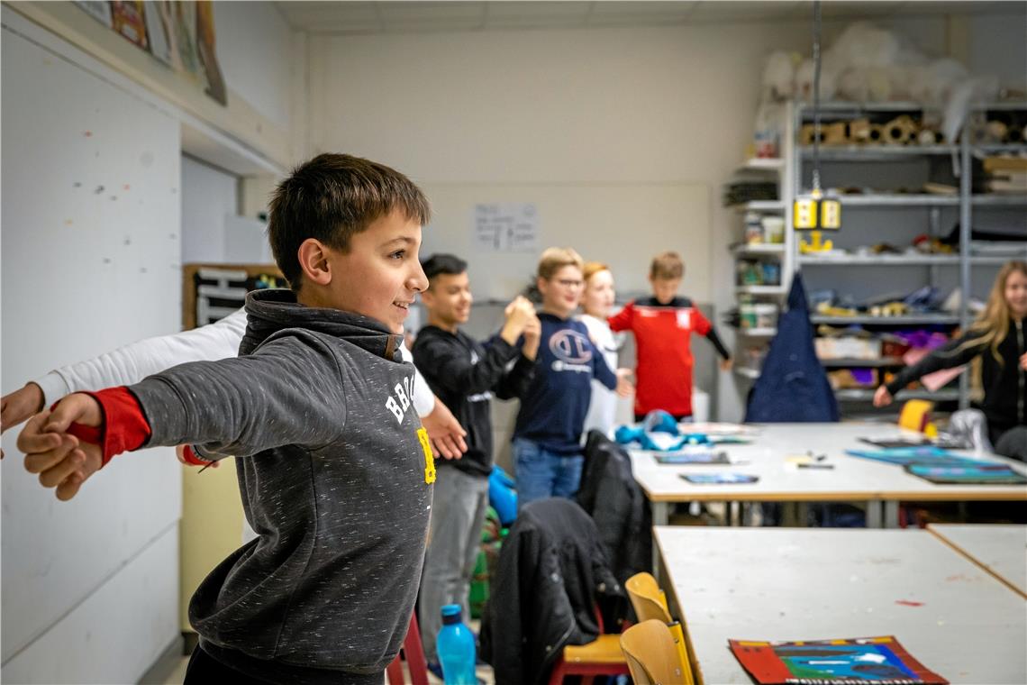 Bevor es mit dem Malen weitergeht, wird sich auch im Kunstunterricht bei Sara Dahme so richtig gedehnt. Fotos: Alexander Becher