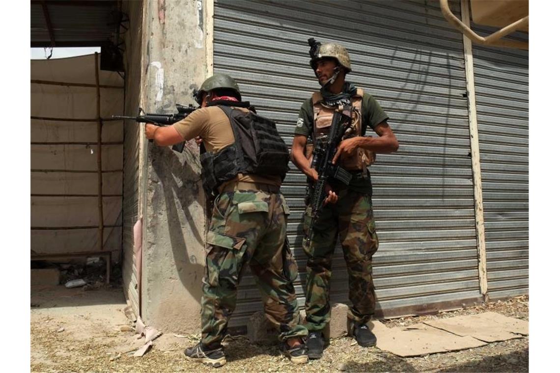 Zahl der zivilen Opfer in Afghanistan nimmt deutlich zu Bewaffnete afghanische Sicherheitskräfte in Kandahar. Die Zivilisten kamen vor allem durch Sprengsätze, bei Bodengefechten und durch gezielte Tötungen ums Leben. Foto: Sanaullah Seiam/XinHua/dpa