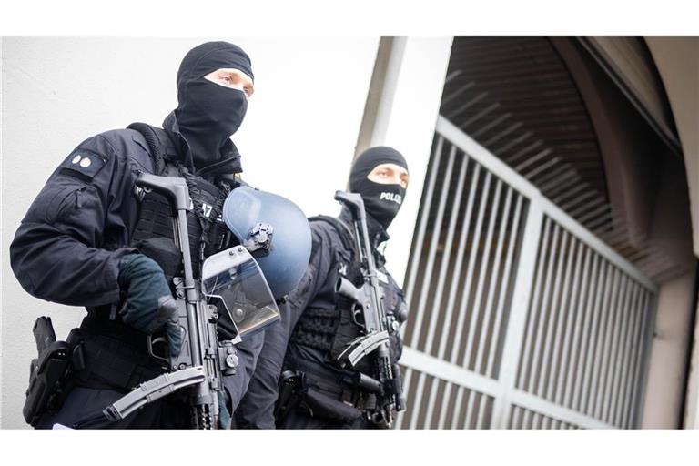 Bewaffnete Einsatzkräfte sicherten das Oberlandesgericht Celle, in dem der Prozess gegen die ehemalige RAF-Terroristin Daniela Klette stattfand. (Archivbild)