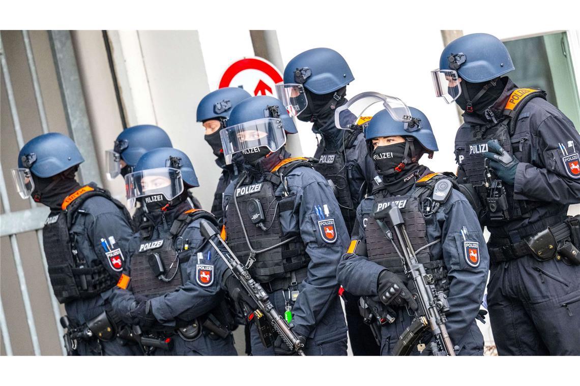 Bewaffnete Einsatzkräfte sicherten die Ankunft der Angeklagten.
