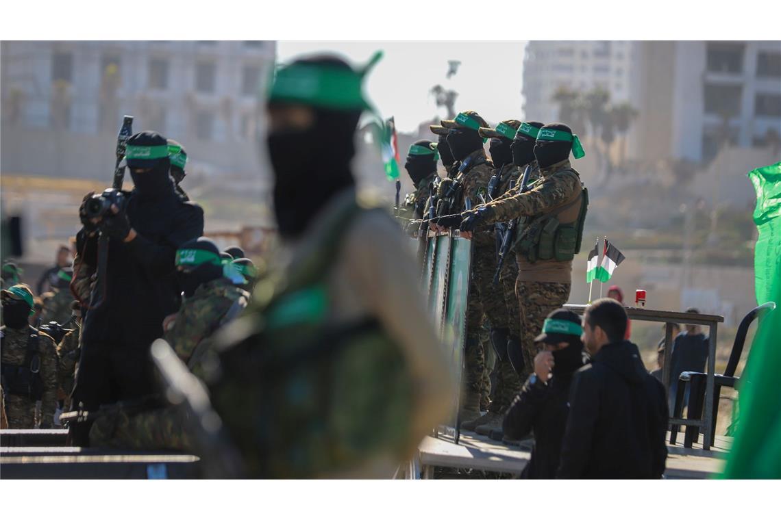 Trump will US-Übernahme von Gaza - was bedeutet das? Bewaffnete Hamas-Mitglieder bei Geiselübergabe im Gazastreifen. (Archivbild)