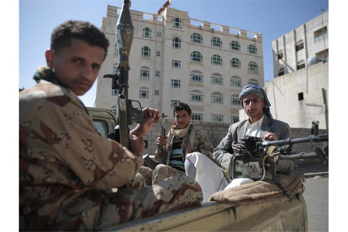 Bewaffnete jemenitische Huthi-Rebellen, die vom Iran unterstützt werden, sitzen auf der Ladefläche eines Transporters in Al-Hudaida.Der Jemen gehört zu den Gebieten, in denen die Lage laut Global Peace Index schlechter geworden ist. Foto: Hani Mohammed/AP